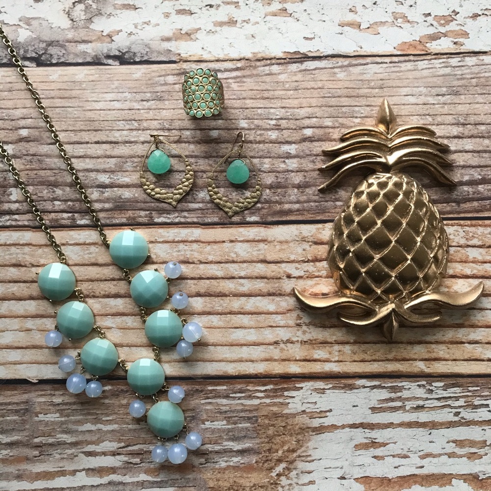 Necklace, earrings and ring